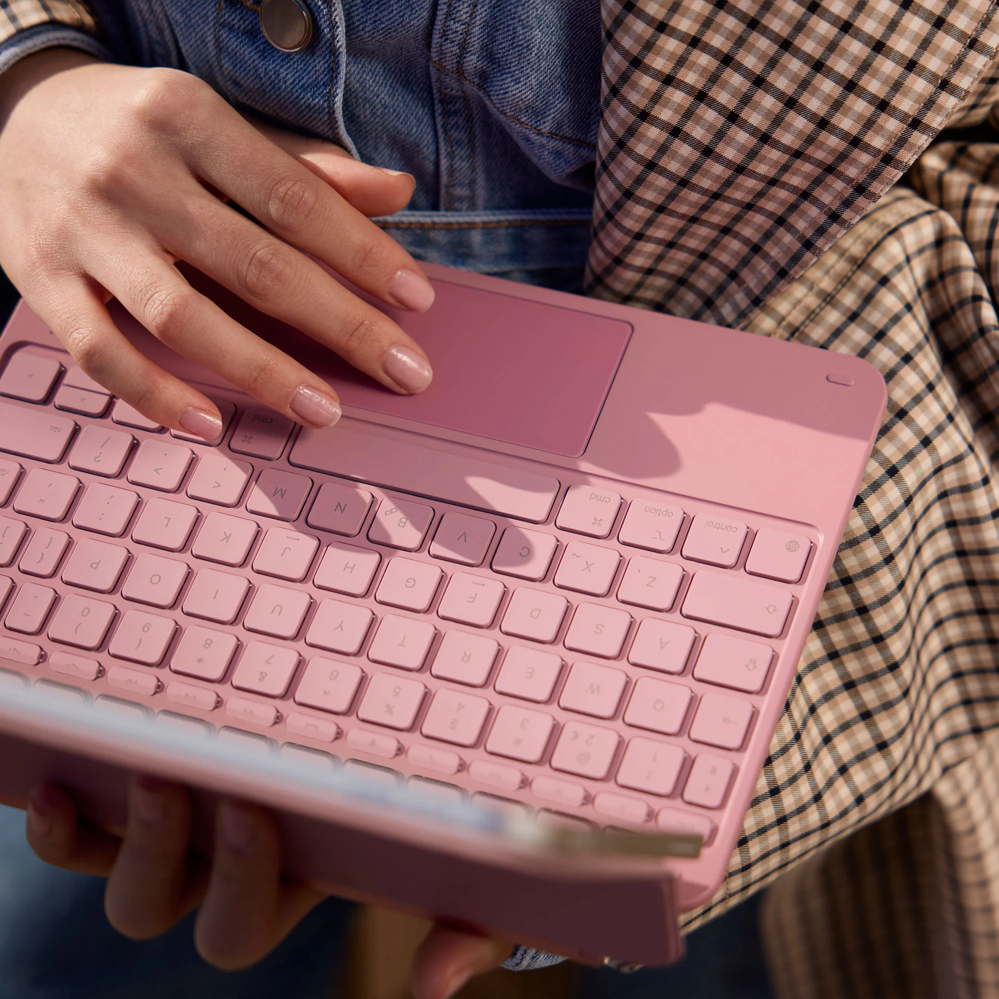 Magnetic Keyboard Cover with Trackpad | Rosette | iPad 10th & 11th gen - Image 3